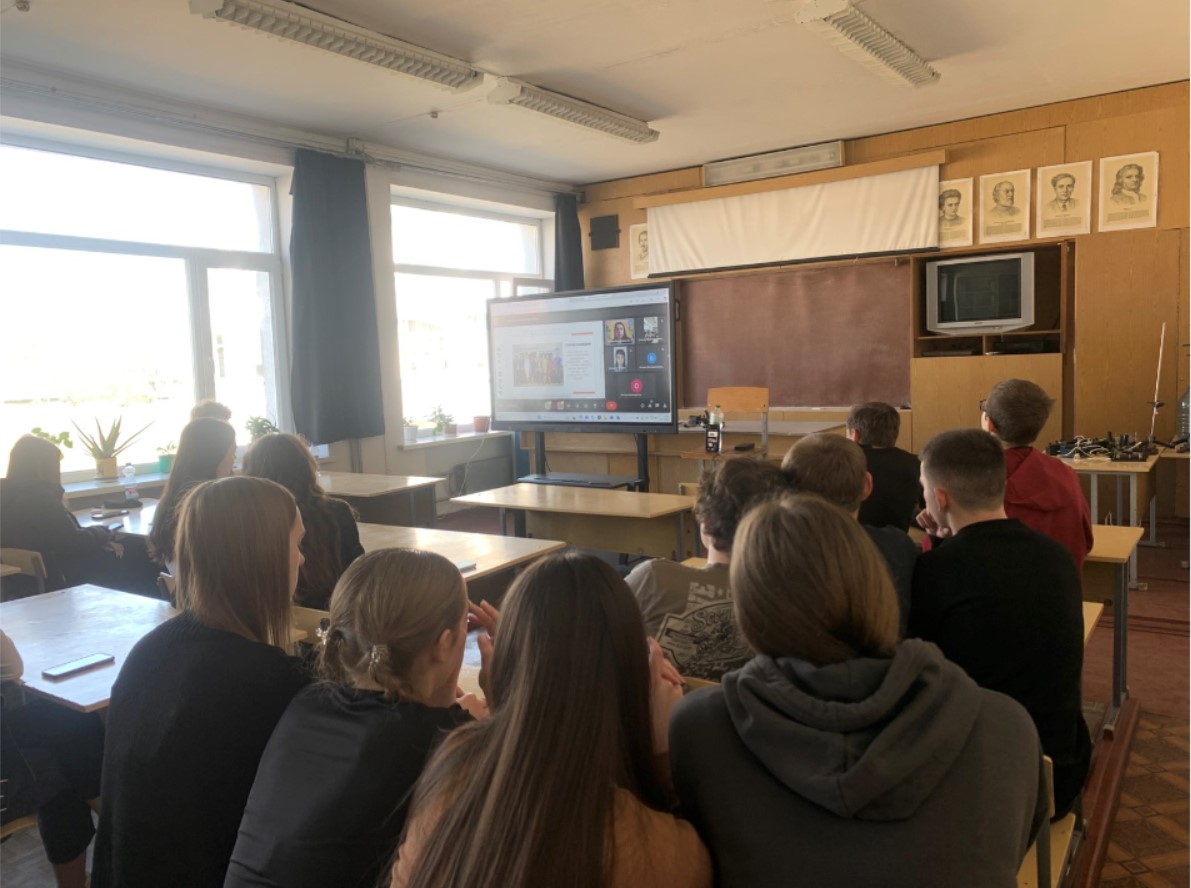 Випускники уважно слухають